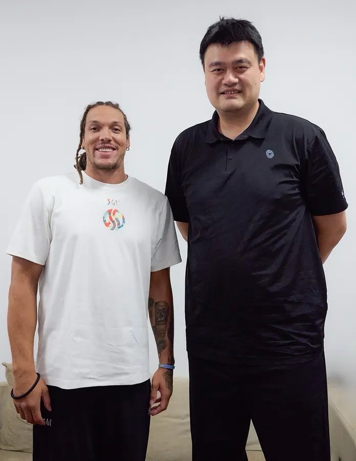 掘金发布戈登与姚明上海同框照:两大球星标志性会面