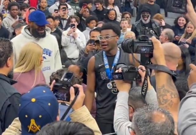 云开体育-詹皇见证二儿子高中夺冠！未来父子三人NBA同台？