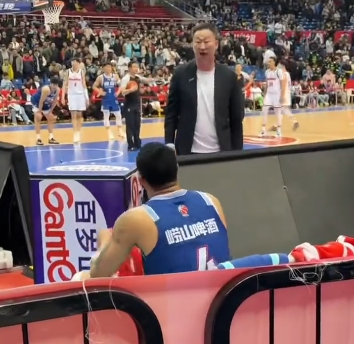 kaiyun-刘维伟杀疯！场边爆粗怒喷韦瑟斯庞，发布会仍指责，真被气到了！|篮板|比赛|广厦|青岛|数据_新浪体育_新浪新闻
